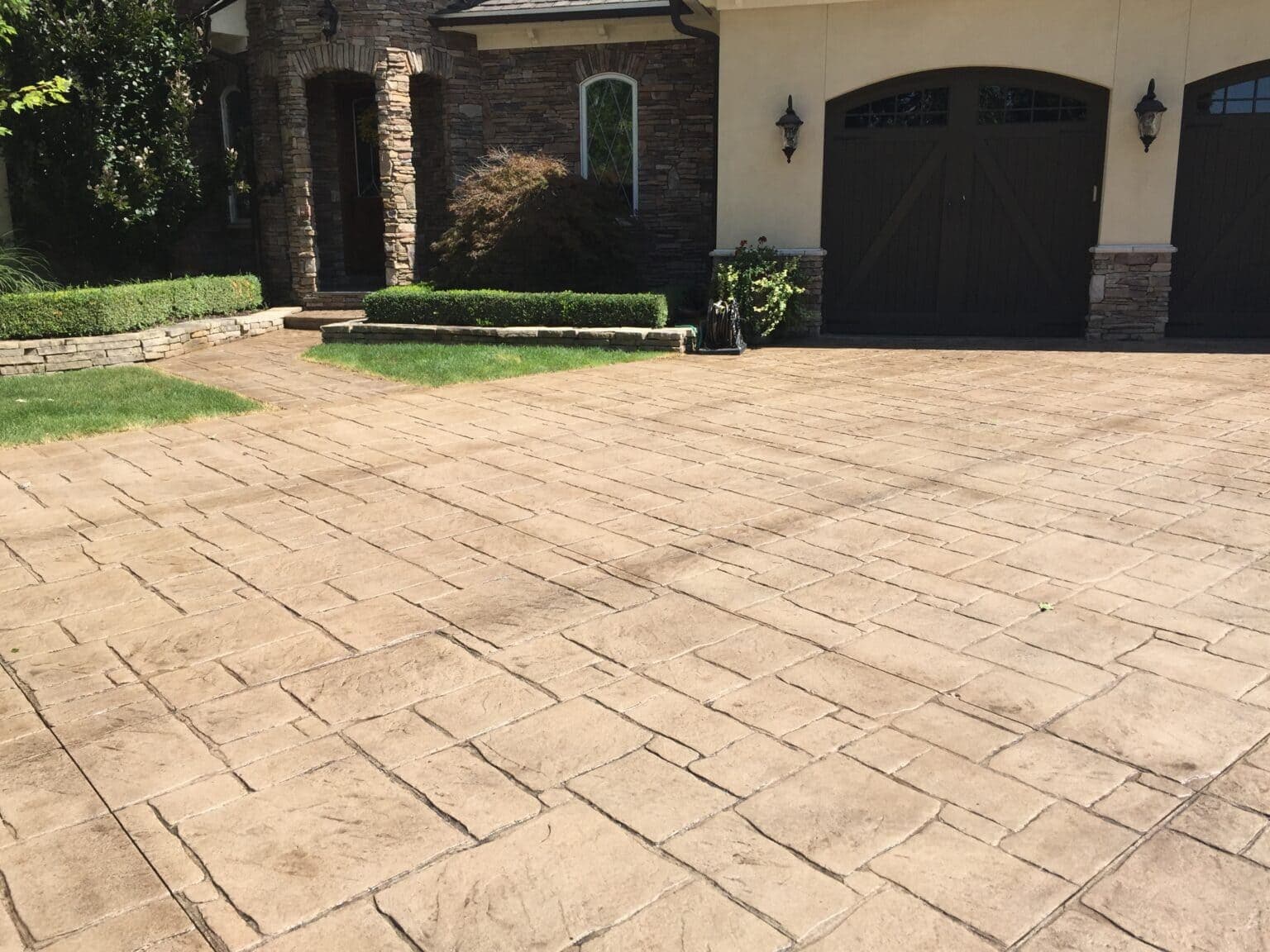 Clean, safely sealed concrete walkway with slip-resistant finish in St. Thomas, Ontario